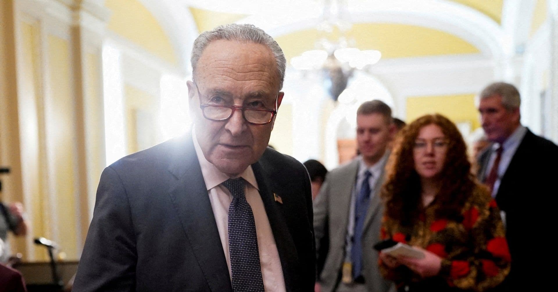 Schumer Recusa Renúncia e Enfrenta Críticas Internas