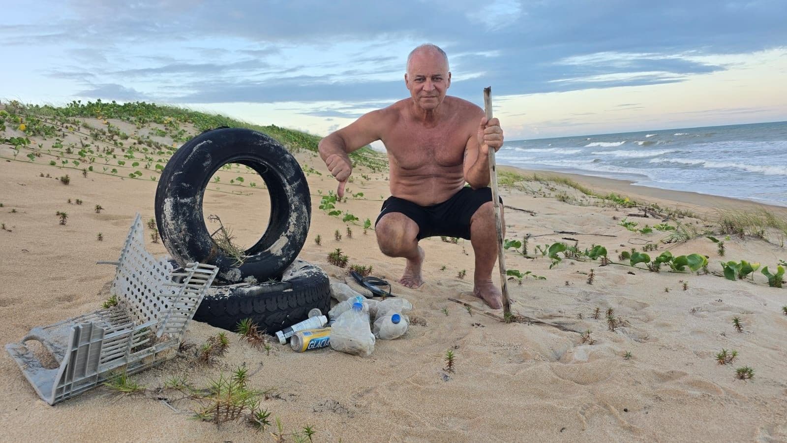 Lixo internacional afeta praias do Espírito Santo
