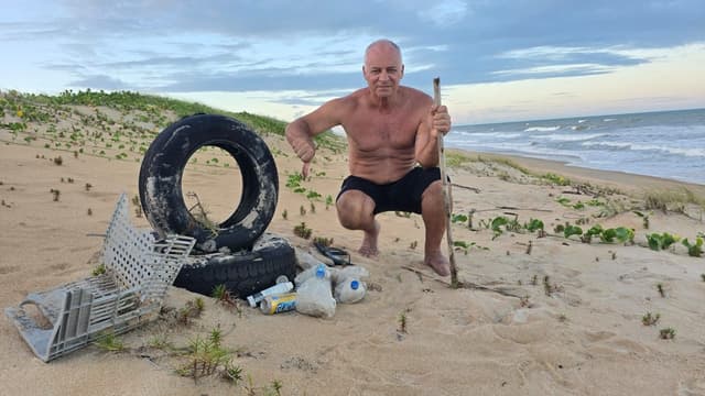 Lixo internacional afeta praias do Espírito Santo