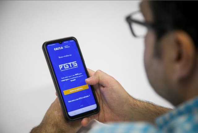 Governo estuda liberar FGTS retido por saque-aniversário