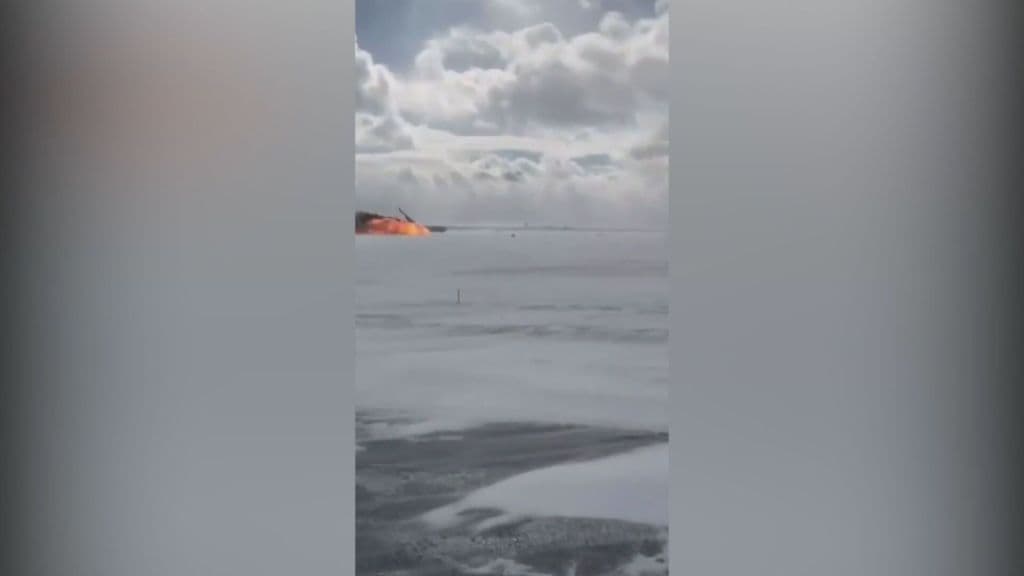 Avião capota ao pousar em Toronto; 21 feridos