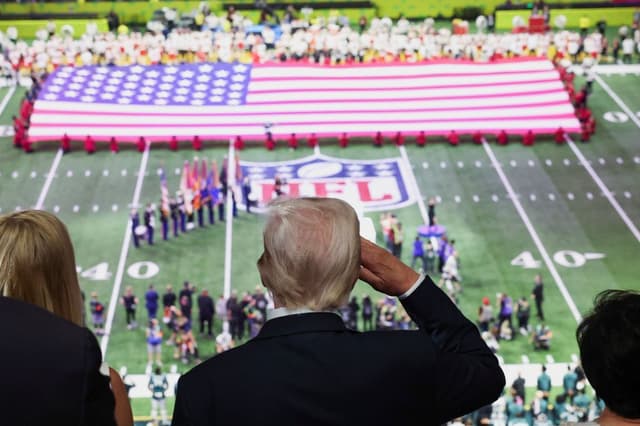 Trump faz história ao ir ao Super Bowl como presidente