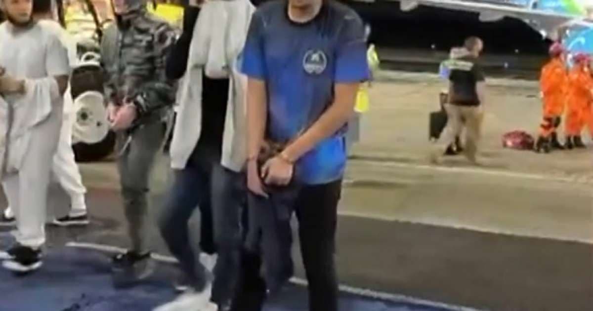 Uso de algemas em deportados gera protestos do Brasil