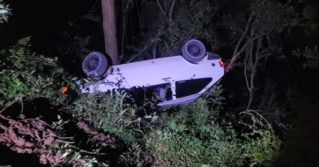 Motorista capota carro em fuga da Brigada Militar