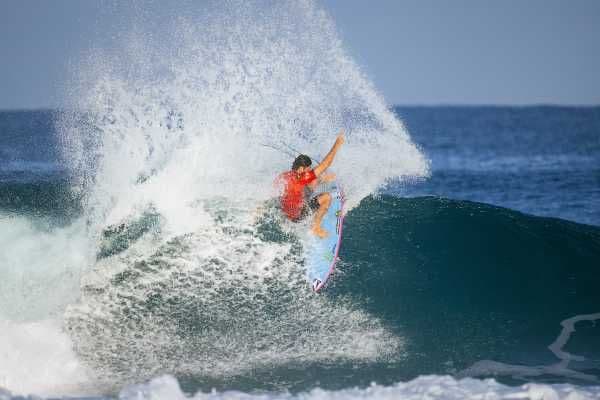 Surfistas brasileiros avançam no WSL em Pipeline