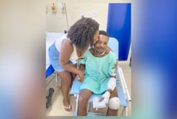 Universitário baleado se emociona ao falar com filho