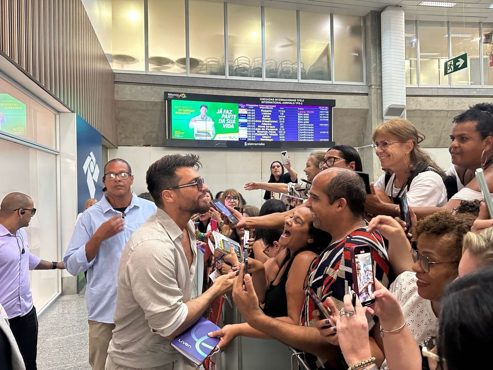 Can Yaman Chega ao Brasil e Provoca Frenesi no Galeão