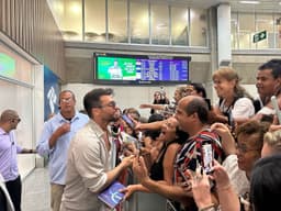 Can Yaman Chega ao Brasil e Provoca Frenesi no Galeão