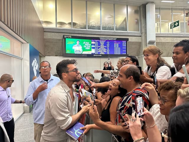 Can Yaman Chega ao Brasil e Provoca Frenesi no Galeão