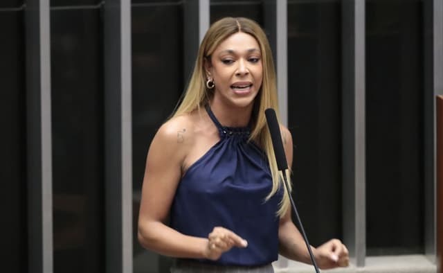 Erika Hilton protocola PEC contra jornada 6x1