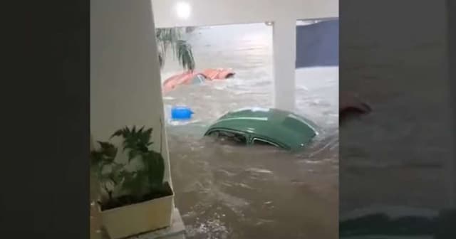 Fuscas raros submersos em loja durante forte chuva em SP