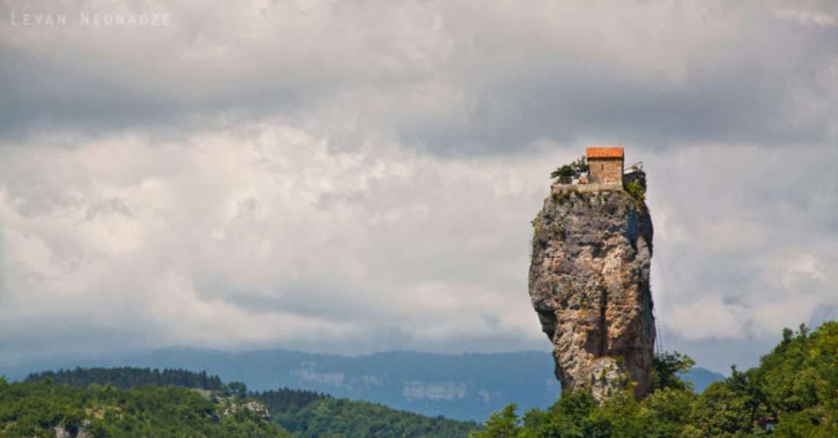 Igreja no Pilar Katskhi é o Santuário Mais Isolado