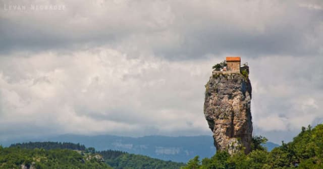 Igreja no Pilar Katskhi é o Santuário Mais Isolado