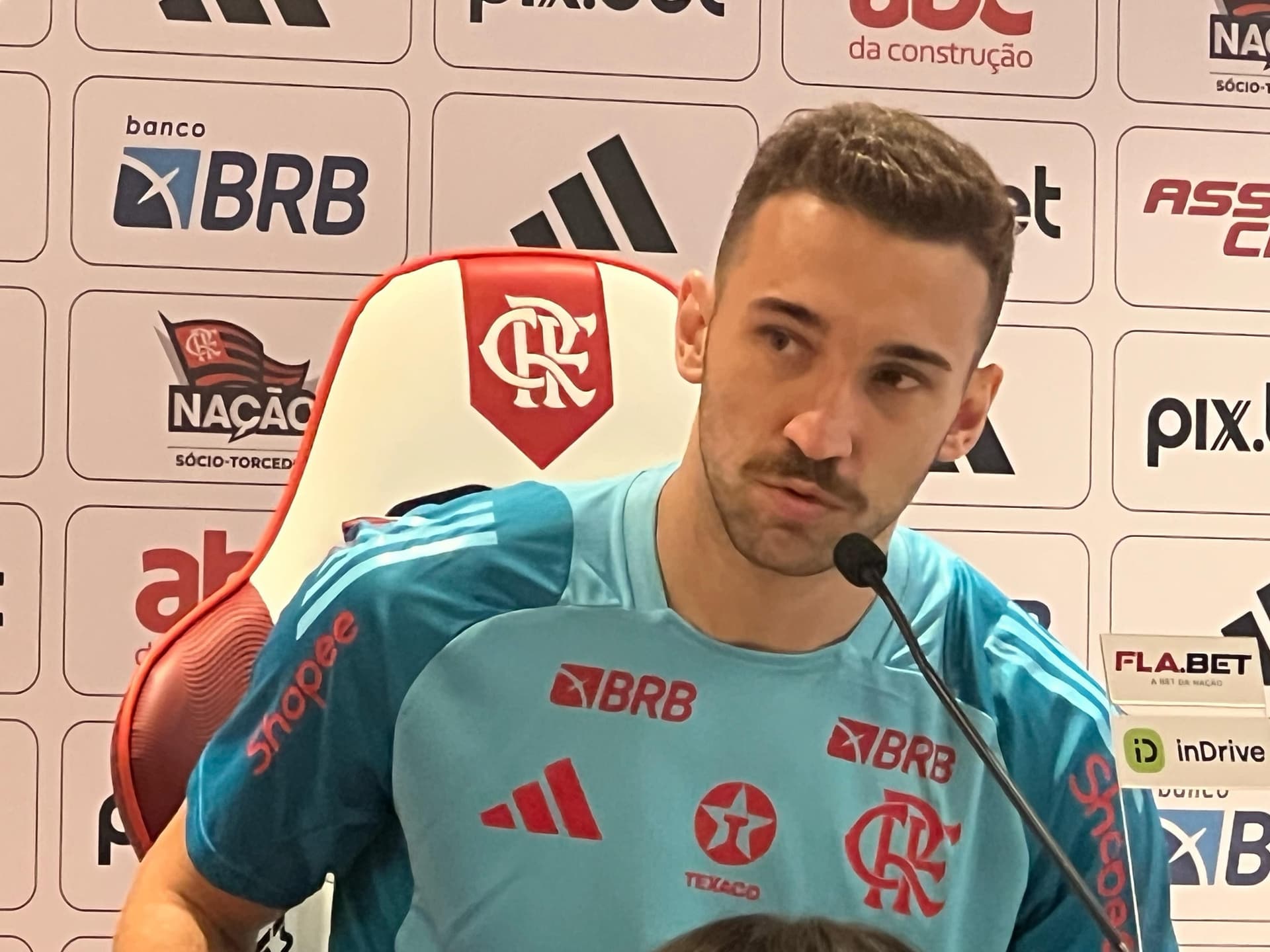 Zico surpreende Ortiz e entrega camisa em coletiva