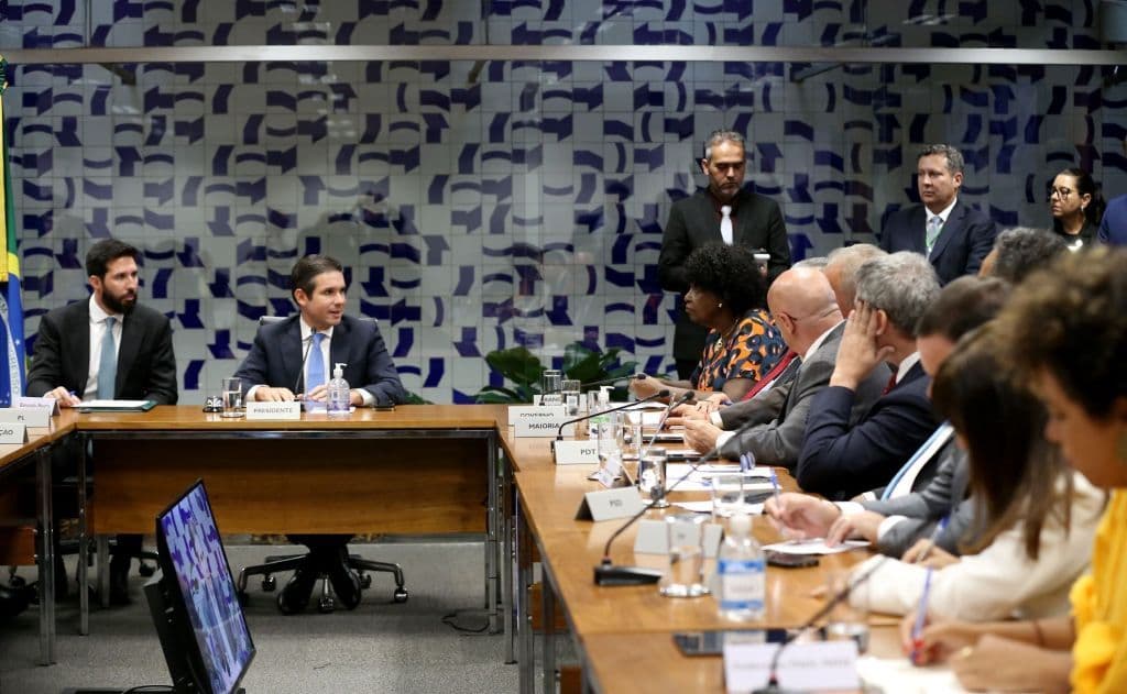 Líderes da Câmara propõem sessões presenciais obrigatórias