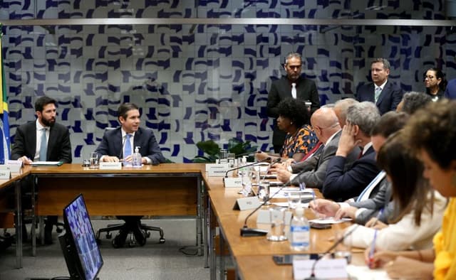 Líderes da Câmara propõem sessões presenciais obrigatórias