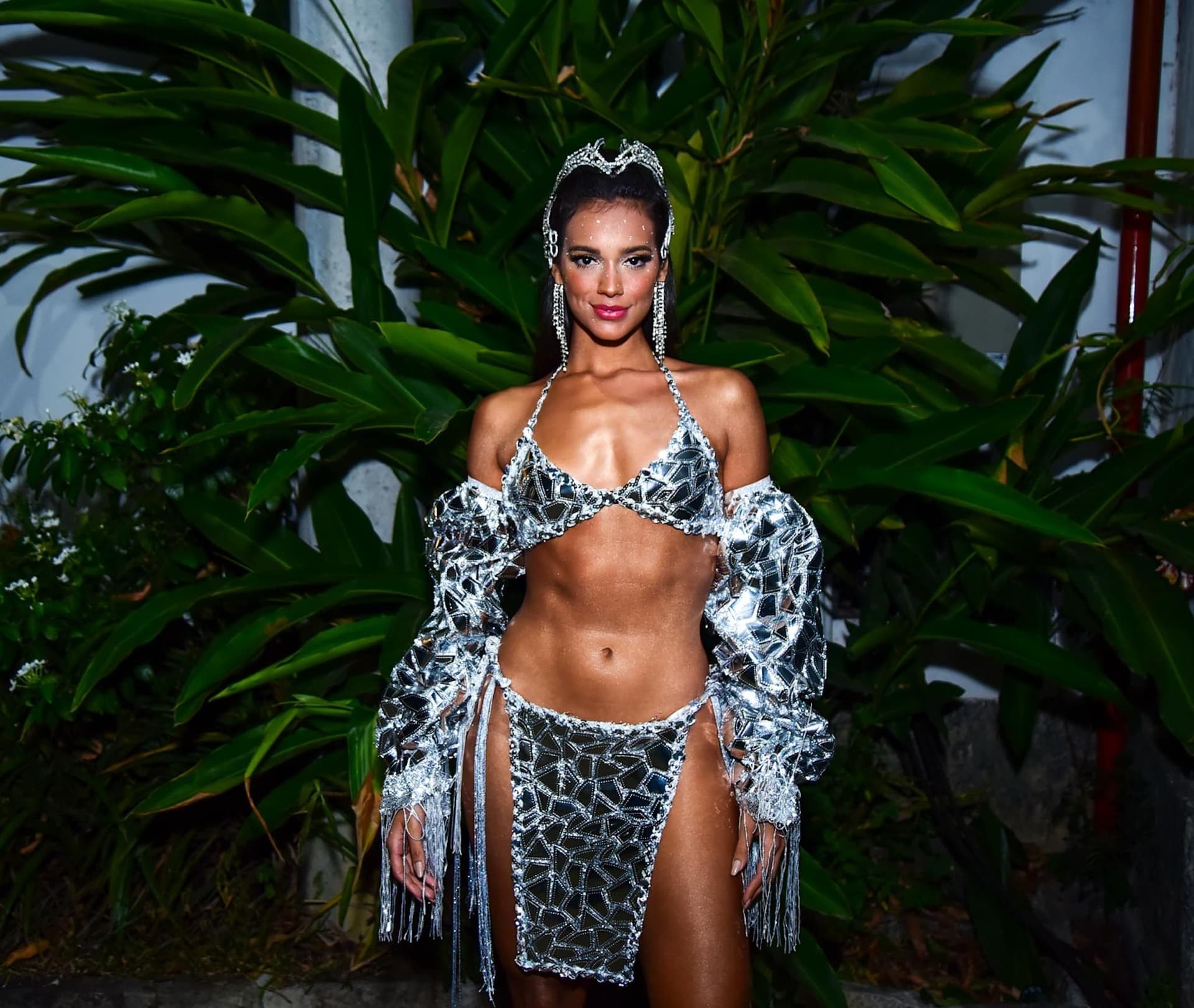 Alane Dias brilha com look metálico no Carnaval