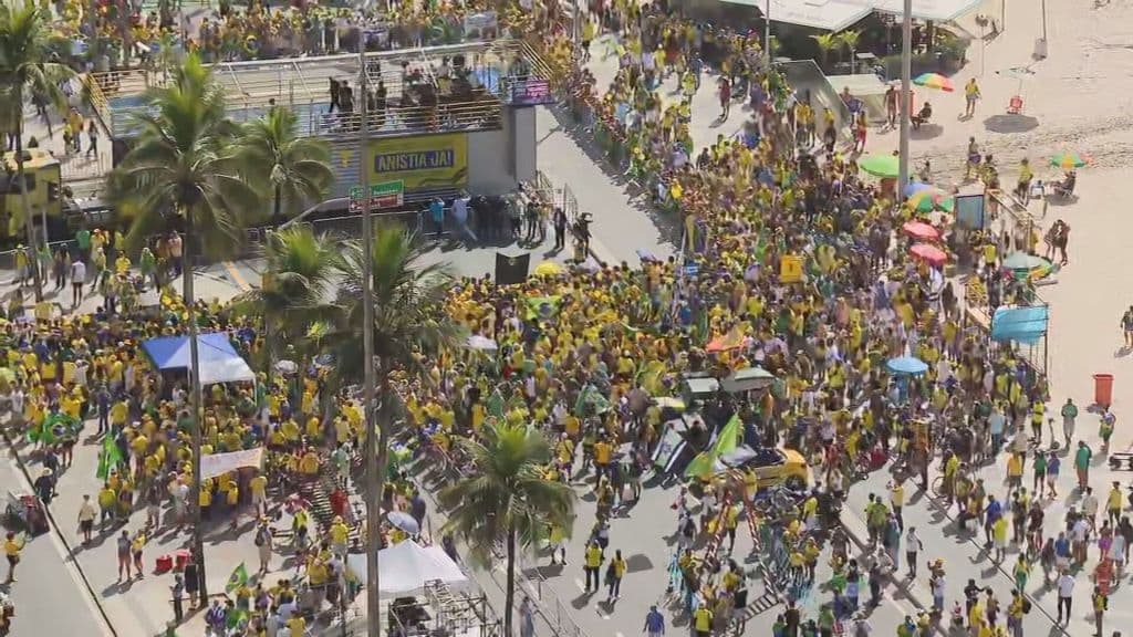 Ato em Copacabana reúne apoiadores de Bolsonaro