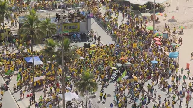 Ato em Copacabana reúne apoiadores de Bolsonaro