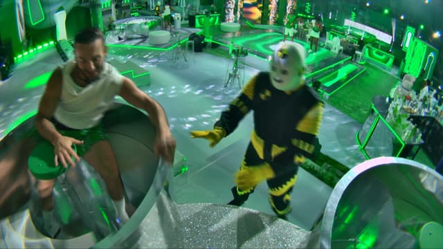 Diego Hypolito se diverte em brinquedo no BBB 25