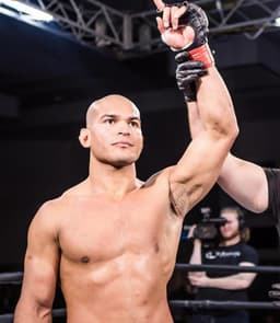 Mahamed Aly foca totalmente na carreira no MMA