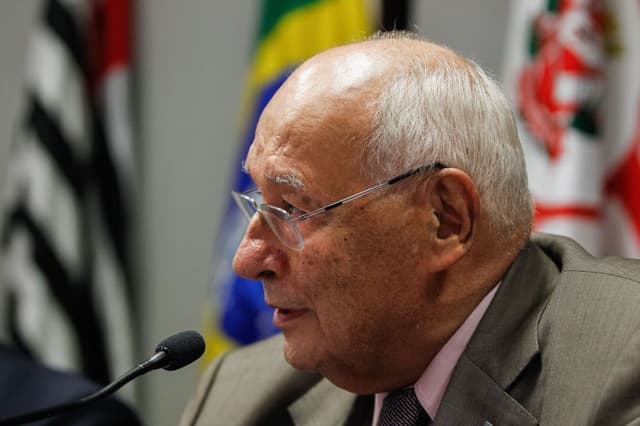 Ives Gandra é internado para tratamento de erisipela