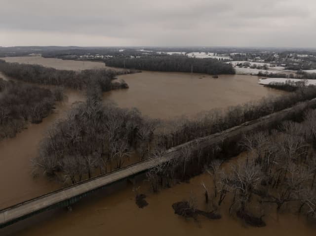 Tempestade severa nos EUA causa mortes e destruição