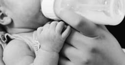 Criança de 2 anos morre após engasgar com mamadeira