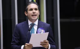 Discurso de Hugo Motta traz recados ao governo e STF