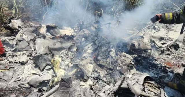 Avião cai em SP e provoca duas mortes