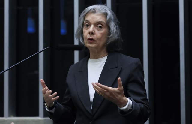 Cármen Lúcia mantém suspensão de auxílio a juízes do MT