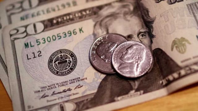 Dólar cai pela 11ª vez e fecha em R$ 5,81