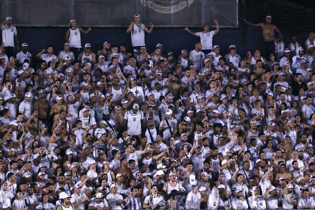 Santos suspende adesões ao sócio-torcedor e anuncia mudanças