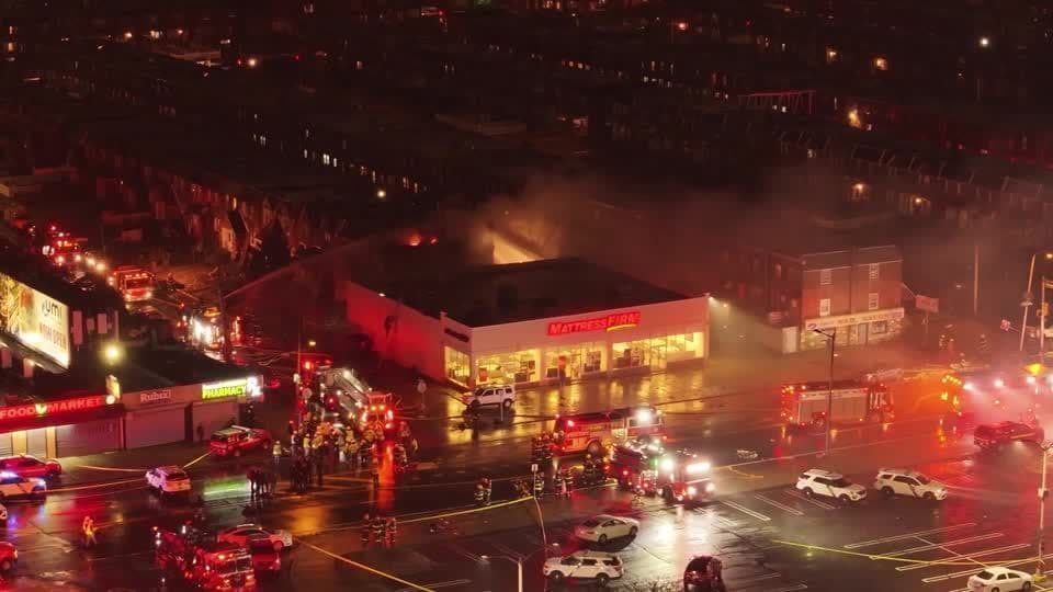 Avião cai na Filadélfia e causa incêndios em casas