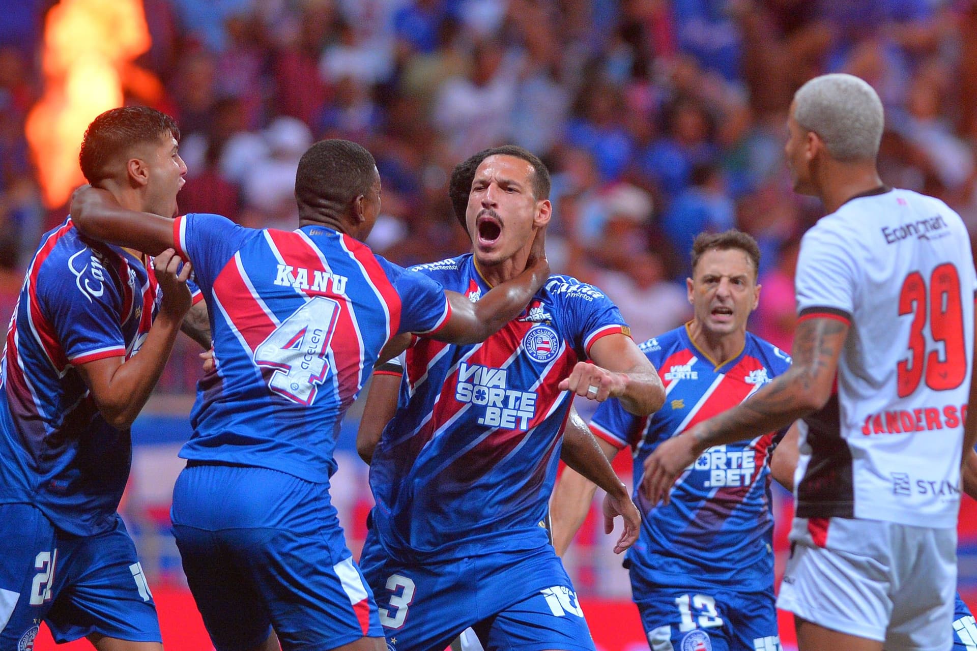 Bahia vence Vitória e mantém vantagem na final