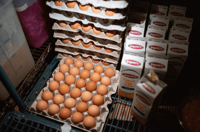 Trump acusa Biden por alta dos preços dos ovos