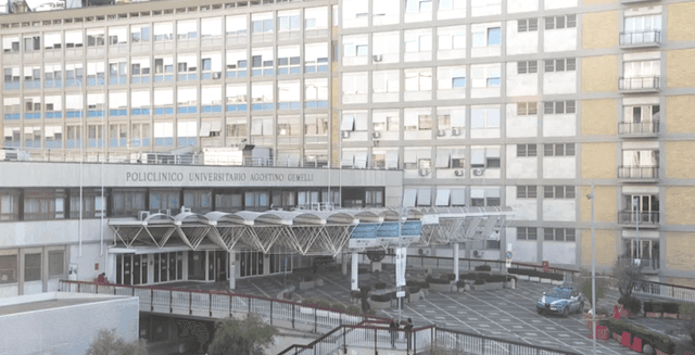 Papa Francisco passa noite tranquila em hospital de Roma