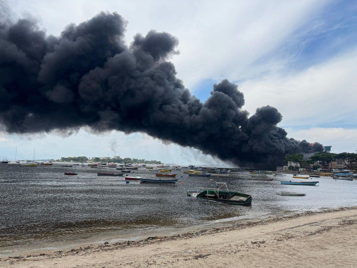 Incêndio na Ilha do Governador mobiliza bombeiros