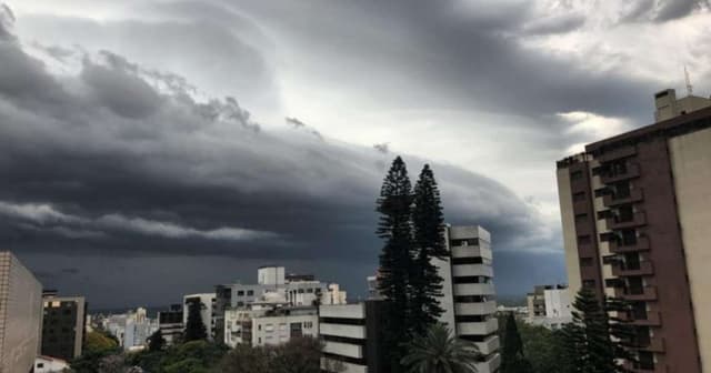 Alerta de tempestade e ventos fortes em Porto Alegre