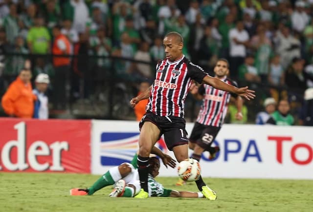 Ademilson busca redenção após polêmica no Japão