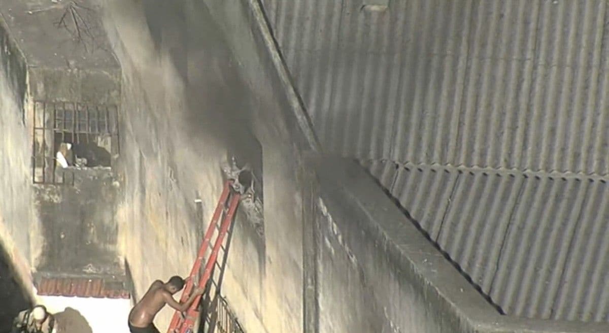 Incêndio em fábrica de fantasias afeta escolas de samba no RJ