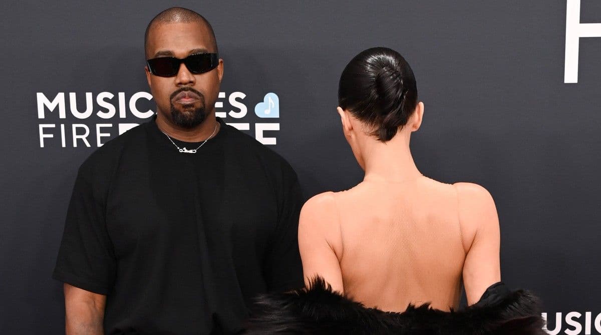 Kanye West comanda look ousado de Bianca Censori no Grammy
