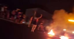 Moradores de Viamão protestam por falta de energia elétrica