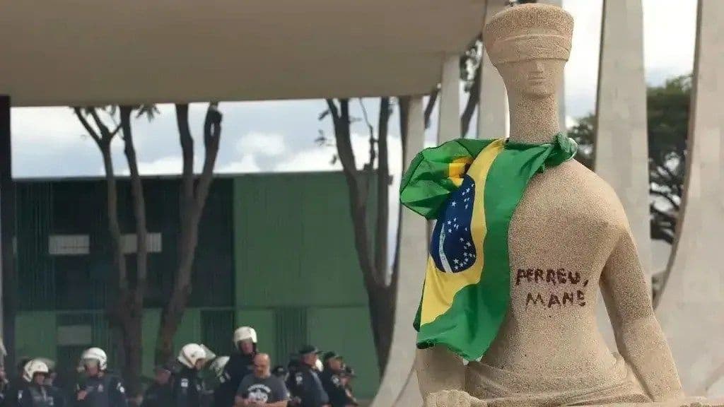 Supremo STF Condena Mulher por Pichar Estátua