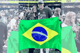 Quarterback Tanner Mckee exibe bandeira do Brasil no Super Bowl