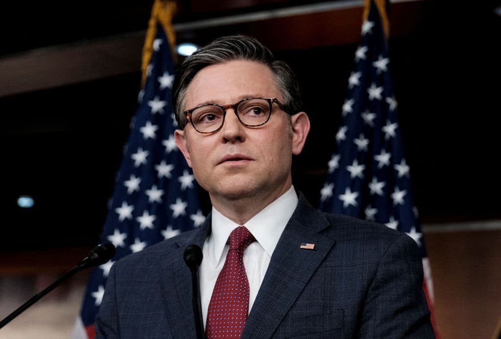 Mike Johnson apresenta projeto de lei para financiamento do governo