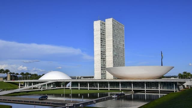 Congresso acumula projetos sobre licença-paternidade urgente