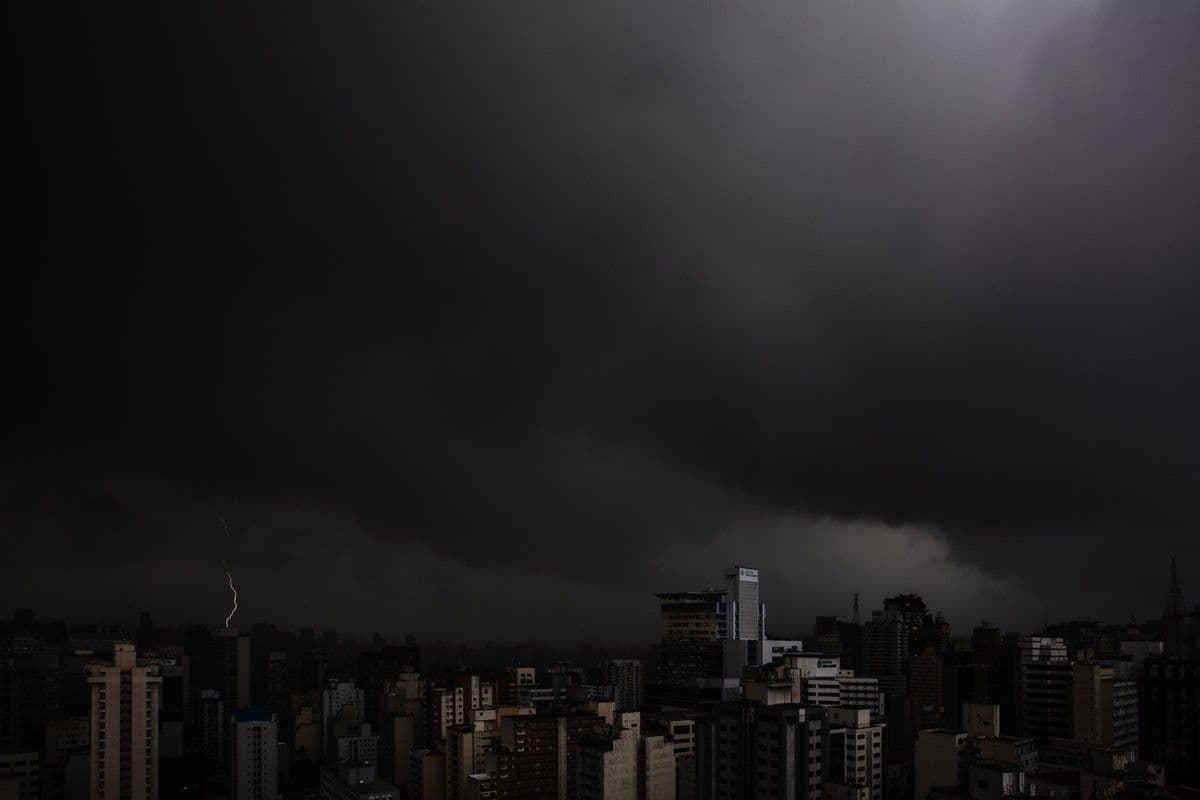 Tempestade causa alagamentos e alerta em São Paulo