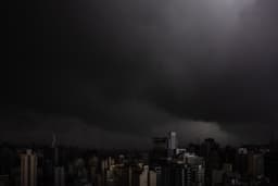 Tempestade causa alagamentos e alerta em São Paulo