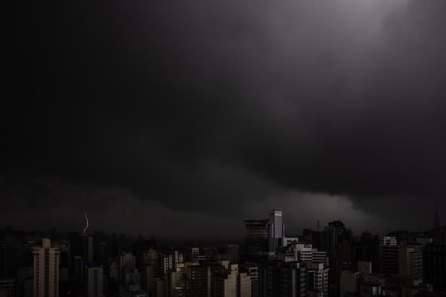 Tempestade causa alagamentos e alerta em São Paulo